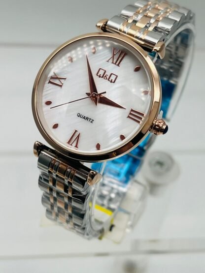 Reloj Q & Q Números Romanos para Dama - Imagen 4
