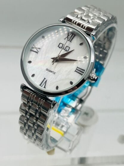 Reloj Q & Q Números Romanos para Dama - Imagen 3